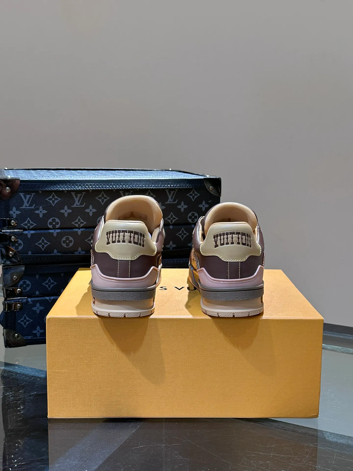 LV P840 men's sneakers, new colors, this LV Trainer sneaker is made of grained calf leather in colorful tones, with rivet decoration on the upper and handwritten Louis Vuitton logo on the side, which contrasts with the western-style Vuitton logo on the rear. The original construction was designed by Virgil Abloh and is inspired by vintage basketball shoes. Continuing the complex upper, the rubber-injected rubber outsole continues the iconic elements, with LV letters on the tongue and sides, Vuitton logo on the rear, Monogram flowers on the outsole, handwritten Louis Vuitton logo on the side, and standard insoles to continue the comfort experience. Comes complete with original box packaging! Size: 38-46